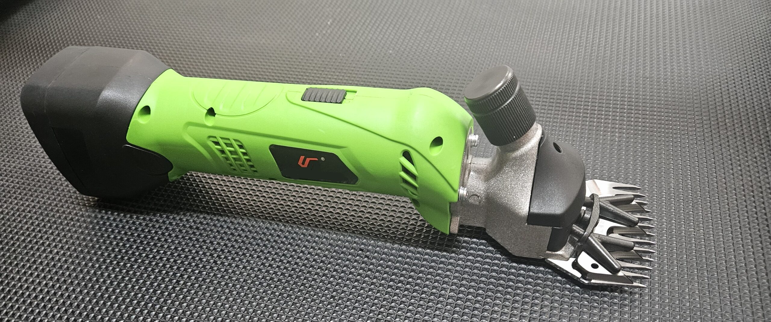 Cordless clipper for alpaca sheep